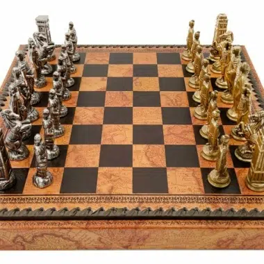 Jogo de xadrez Romanos vs Bárbaros completo sobre tabuleiro com mapa antigo