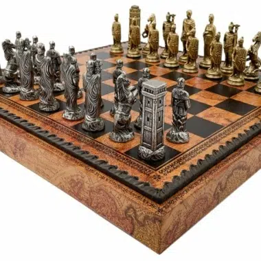 Peças de xadrez Romanos vs Bárbaros em grande plano com detalhes esculpidos