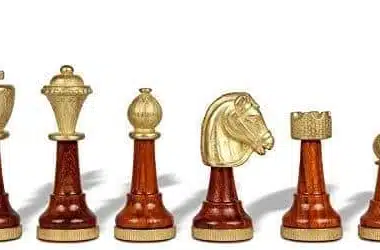 Pormenor das peças em madeira e latão dourado, rei, dama, cavalo e peão