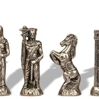 Pormenor de quatro peças prateadas bárbaras, dama, rei, cavalo e torre