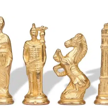 Pormenor de quatro peças douradas romanas, dama, rei, cavalo e torre