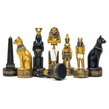 Peças de xadrez Antigo Egipto alinhadas, obeliscos, faraó e divindades douradas e pretas