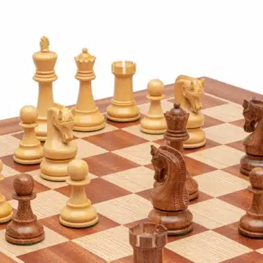 Alternative view of Jogo de Xadrez Esculpido em Madeira de Acácia com Tabuleiro em Madeira de Mogno