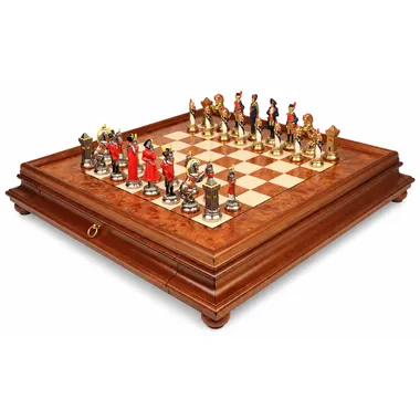 Jogo de xadrez Napoleão sobre um tabuleiro em madeira de nó com gaveta
