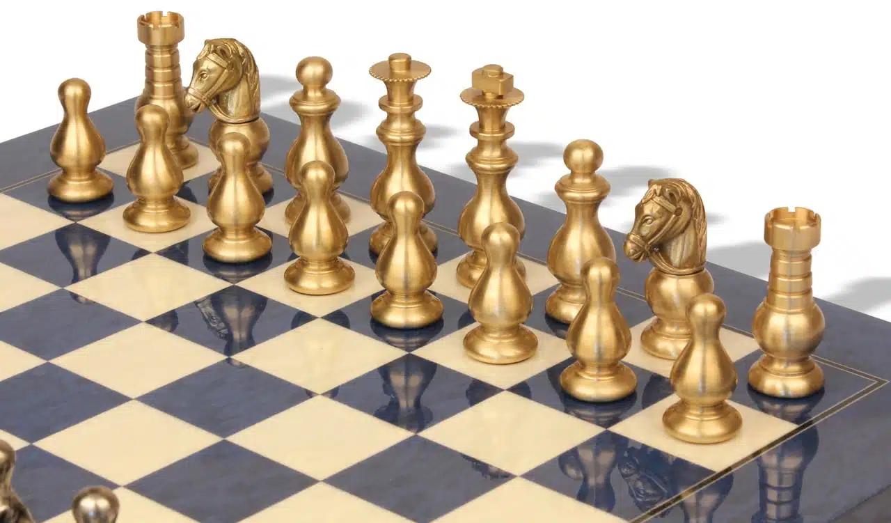 Jeu d'Échecs Garde Française - Échiquier en bois d'Érable et Bois de Bruyère bleu & Pièces en laiton massif