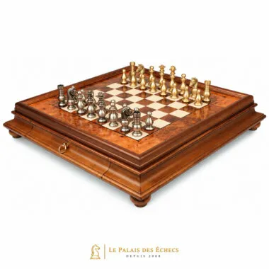 Jogo de xadrez Garde Française sobre tabuleiro em raiz de madeira com gaveta