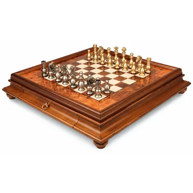 Jogo de xadrez Garde Française sobre tabuleiro em raiz de madeira com gaveta
