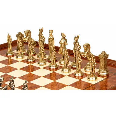 Peças douradas do jogo de xadrez Napoleão alinhadas no tabuleiro de madeira de olmo