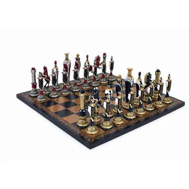 Jogo de xadrez completo Renaissance em metal pintado sobre o tabuleiro dourado e azul