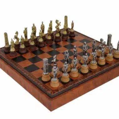 Jogo de Xadrez Romanos vs Bárbaros - Tabuleiro, Damas e Gamão em Couro Sintético Castanho/Preto com Compartimento de Arrumação & Peças de Xadrez em Metal e Madeira