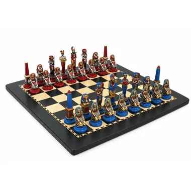 Jogo de xadrez Egito em metal pintado, vista geral sobre tabuleiro de madeira