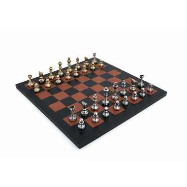 Jogo de xadrez completo em latão dourado e prateado sobre tabuleiro de couro