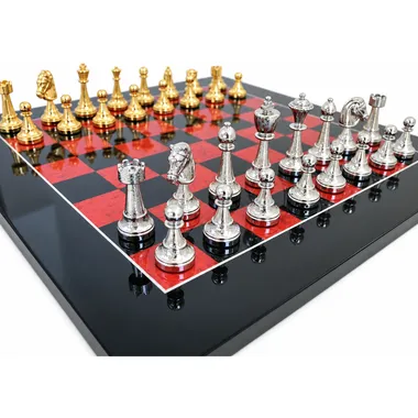 Peças prateadas do jogo Fleuri alinhadas sobre o tabuleiro preto e vermelho