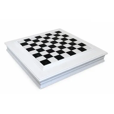 Tabuleiro de xadrez em mármore preto e branco, moldura em madeira lacada branca, vista geral