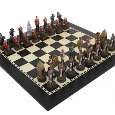 Jogo de Xadrez Britânicos VS Zulus - Tabuleiro de Madeira & Jogo de Xadrez em Resina Pintado à Mão - Tabuleiro de Madeira & Peças de Xadrez em Resina Pintadas à Mão