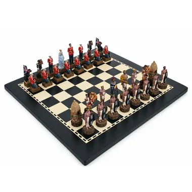 Jogo de xadrez Britânicos VS Zulus disposto no tabuleiro de madeira