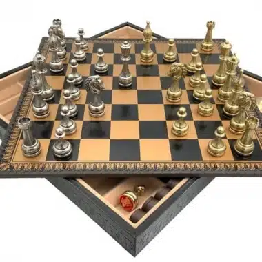 Alternative view of Jogo de Xadrez Floral - Tabuleiro de Xadrez, Damas e Gamão em Pele Sintética Dourada/Preta com Compartimento de Arrumação & Jogo de Xadrez em Metal
