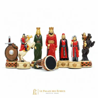 Peças principais do jogo com rei, dama, cavalo montado e bispo vistos de frente
