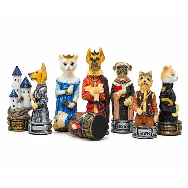 Peças de xadrez de cães e gatos em resina alinhadas, detalhe das figuras