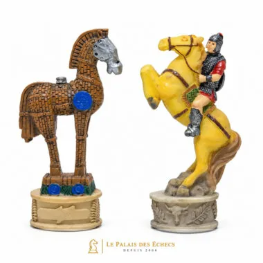 Cavalo de Troia em resina e cavaleiro amarelo a galope, detalhe das peças