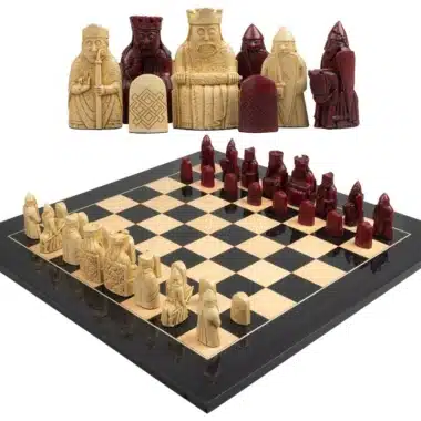 Grande Jogo de Xadrez Ilha de Lewis em Resina Vermelha e Creme & Tabuleiro em Madeira Lacada