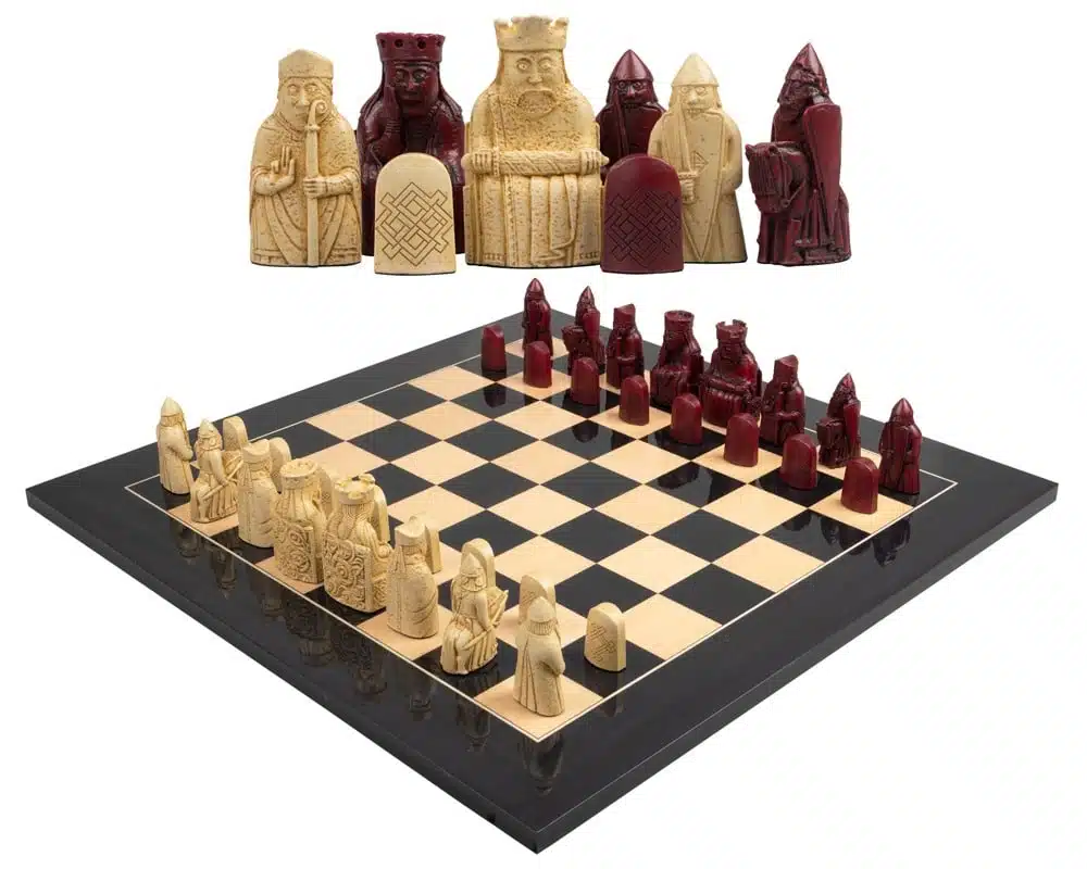 Grande Jogo de Xadrez Ilha de Lewis em Resina Vermelha e Creme & Tabuleiro em Madeira Lacada