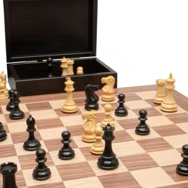 Coffret ouvert et partie en cours avec le jeu d'échecs Highclere sur l'échiquier