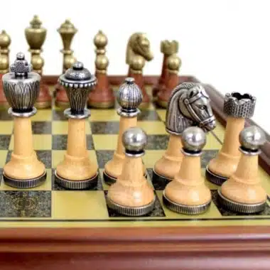 Alternative view of Tabuleiro de Xadrez com Caixilho em Madeira e Tabuleiro de Jogo com Efeito Latão & Jogo de Xadrez Staunton em Metal e Madeira