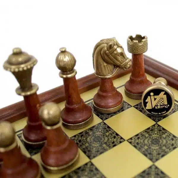 Tabuleiro de Xadrez com Caixilho em Madeira e Tabuleiro de Jogo com Efeito Latão & Jogo de Xadrez Staunton em Metal e Madeira - Image 3
