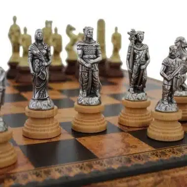 Alternative view of Jogo de xadrez Romanos vs Bárbaros - Tabuleiro, Damas e Gamão em couro sintético com compartimento de arrumação & Jogo de Xadrez em Metal e Madeira
