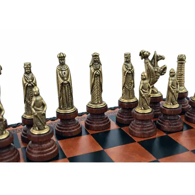 Pormenor das peças de xadrez medievais douradas com rei, dama e figuras