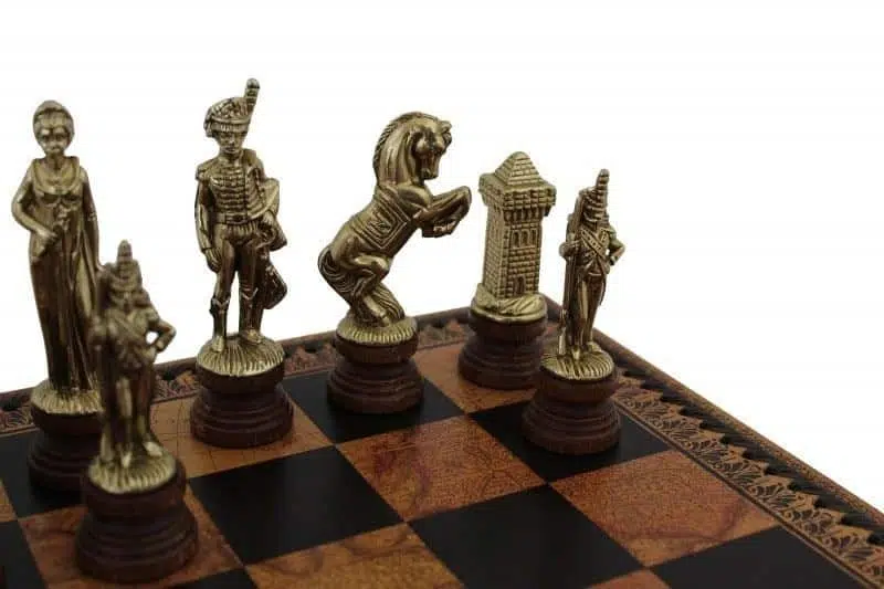 Jogo de Xadrez Napoleão - Tabuleiro, Damas e Gamão em Pele Sintética com Compartimento de Arrumação & Peças de Xadrez em Metal e Madeira - Image 3
