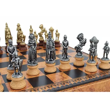 Peças de xadrez Mary Stuart em metal dourado e prateado sobre o tabuleiro