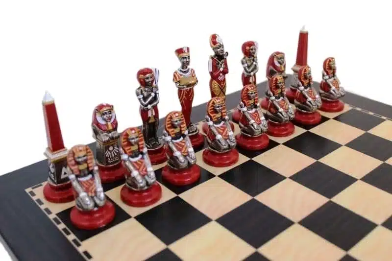 Jogo de Xadrez Egípcio em Metal Pintado à Mão e Tabuleiro em Madeira - Image 3