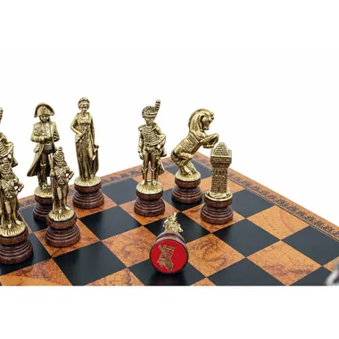 Detalhe das peças douradas Napoleão, dama e cavalo no tabuleiro