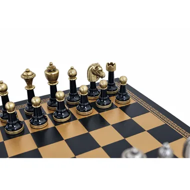 Pormenor das peças pretas Staunton alinhadas no tabuleiro dourado e preto