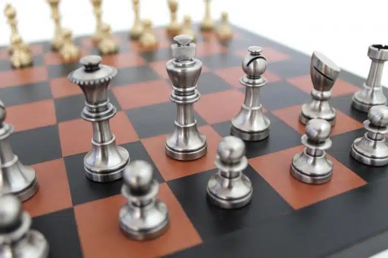 Pequeno Jogo de Xadrez Moderno em Latão Artesanal & Tabuleiro em Couro Verdadeiro - Image 2