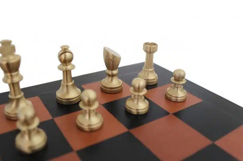 Pequeno Jogo de Xadrez Moderno em Latão Artesanal & Tabuleiro em Couro Verdadeiro - Image 3