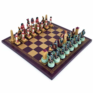Jogo de xadrez Romanos vs Egípcios em resina sobre tabuleiro de couro sintético bordô
