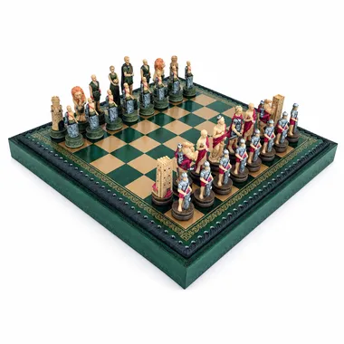 Jogo de xadrez Romanos vs Gladiadores disposto no tabuleiro de xadrez em couro sintético verde