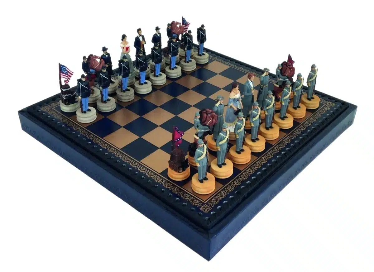 Jogo de Xadrez Guerra Civil Americana em Resina e Tabuleiro em Pele Sintética com Compartimento de Arrumação