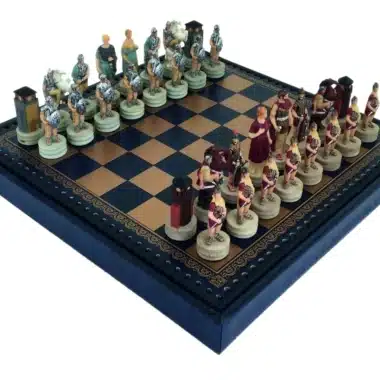 Jogo de Xadrez Romanos VS Gregos em Resina e Tabuleiro em Pele Sintética Dourada e Azul com Compartimento de Arrumação