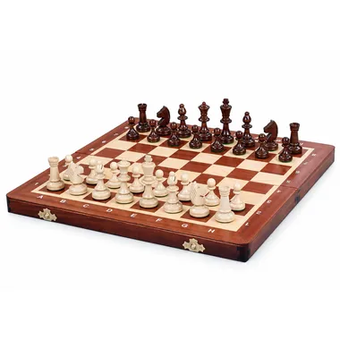 Jogo de xadrez completo com peças de madeira sobre tabuleiro dobrável com marchetaria