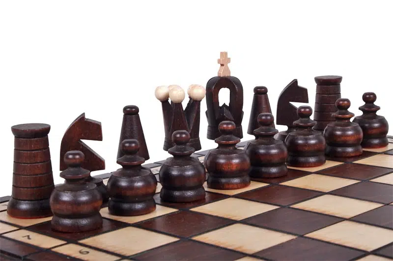 Jogo de Xadrez de Madeira Ornamentado Dobrável - 31x31 cm - Image 3