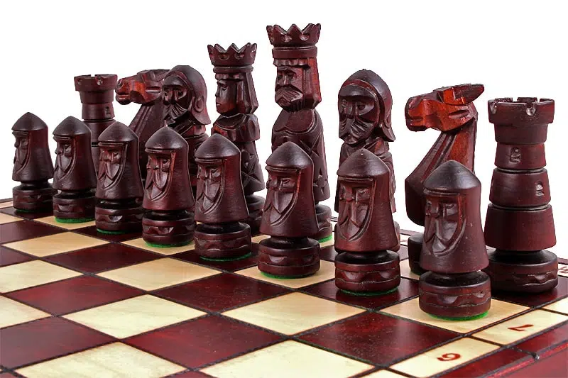 Grande Tabuleiro de Xadrez Dobrável em Madeira e Peças Esculpidas - Image 3