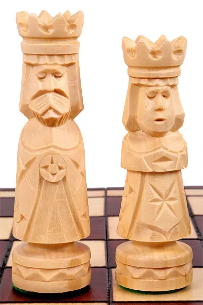 Grande Tabuleiro de Xadrez Dobrável em Madeira e Peças Esculpidas - Image 6