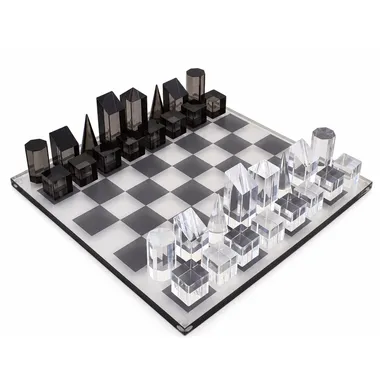 Jogo de xadrez em cubo design cinzento e translúcido sobre tabuleiro claro