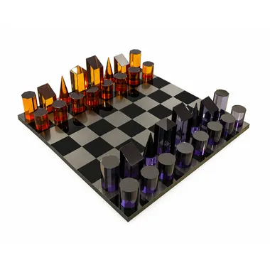 Jogo de xadrez cilíndrico em plexiglás âmbar e violeta sobre tabuleiro preto