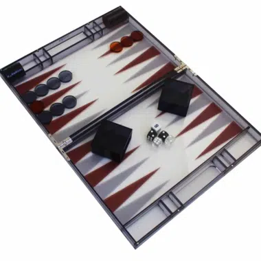 Gamão moderno em plexiglas cinzento com peças de damas, copo de dados e conjunto de dados