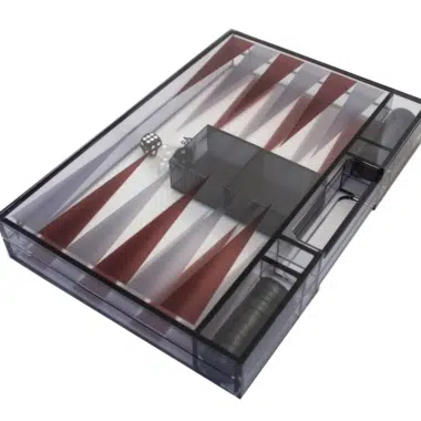 Alternative view of Gamão moderno em plexiglas cinzento com peças de damas, copo de dados e conjunto de dados